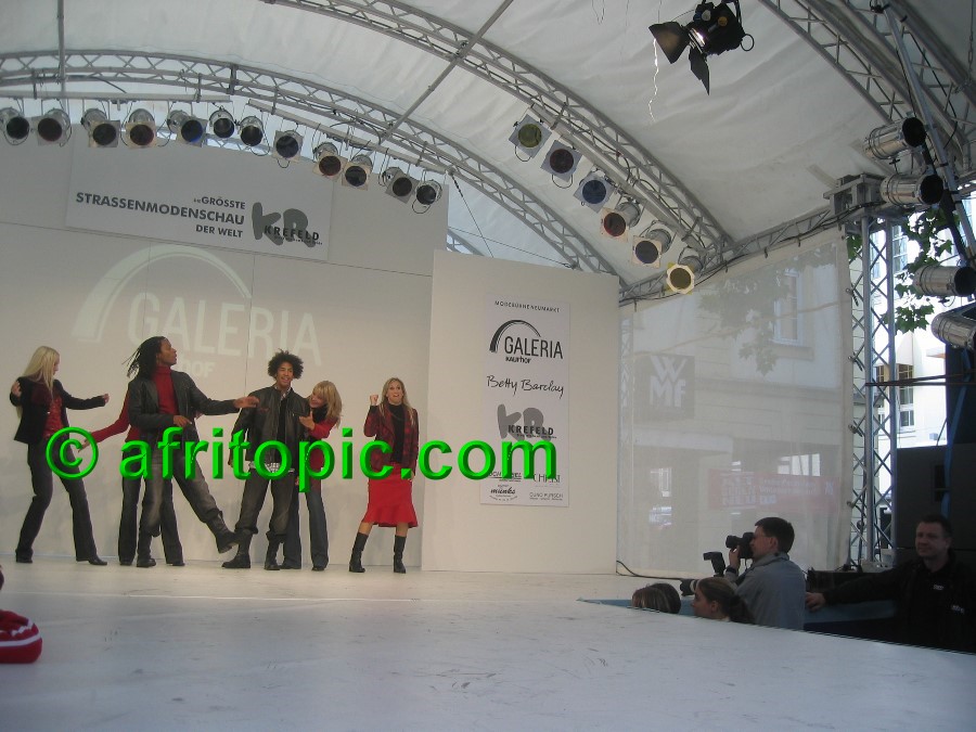 ../Images/Krefeld-Strssenmodenschau-2005 368.jpg